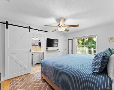 909 Bentwood Lane - Photo Thumbnail 13