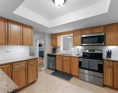 909 Bentwood Lane - Photo Thumbnail 11
