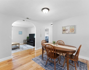 909 Bentwood Lane - Photo Thumbnail 6