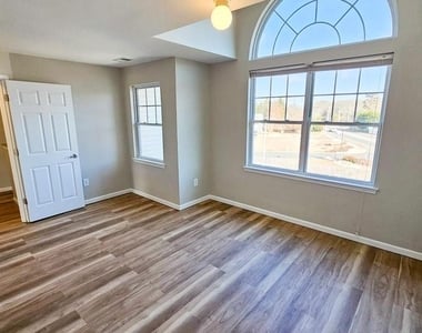 380 Radio Rd - Photo Thumbnail 35
