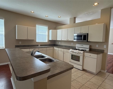 6520 Bridgecrest Drive - Photo Thumbnail 8