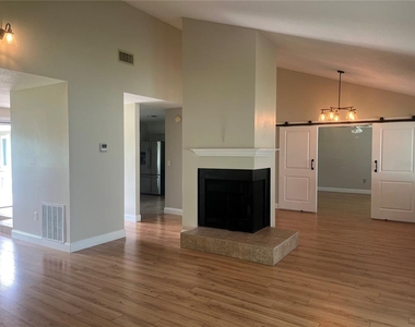 3101 Village Lane - Photo Thumbnail 10