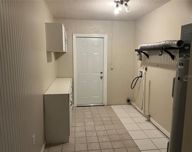3101 Village Lane - Photo Thumbnail 27