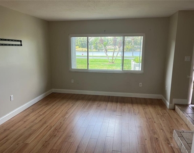 3101 Village Lane - Photo Thumbnail 4