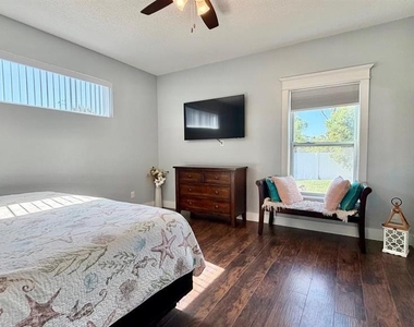 8 Moody Drive - Photo Thumbnail 9