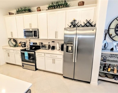 5639 N Honore Avenue - Photo Thumbnail 9