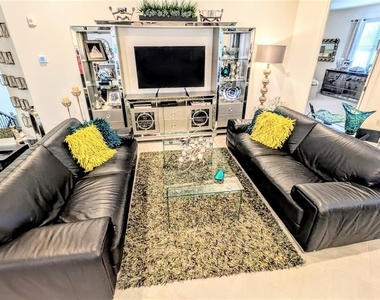 5639 N Honore Avenue - Photo Thumbnail 6