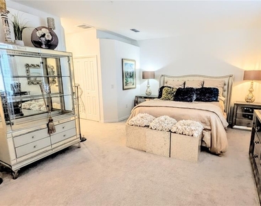 5639 N Honore Avenue - Photo Thumbnail 16