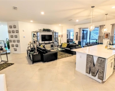 5639 N Honore Avenue - Photo Thumbnail 5