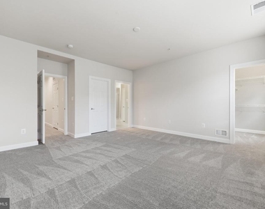 317 Community Center Avenue - Photo Thumbnail 15