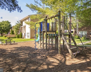 1699 Yale Place - Photo Thumbnail 13