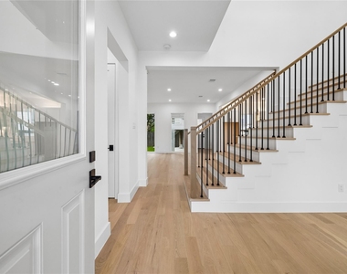 111 E 18th Street - Photo Thumbnail 6