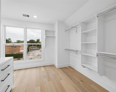 111 E 18th Street - Photo Thumbnail 20