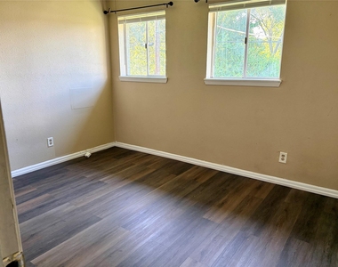 702 Hargest Street - Photo Thumbnail 5