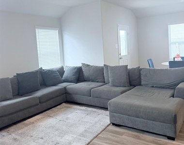 811 Brookside Drive - Photo Thumbnail 2