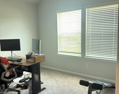 811 Brookside Drive - Photo Thumbnail 8