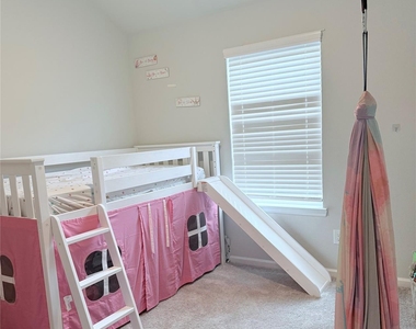 811 Brookside Drive - Photo Thumbnail 9
