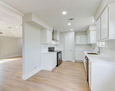 328 Meadow Wood Court - Photo Thumbnail 6