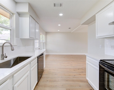 328 Meadow Wood Court - Photo Thumbnail 5