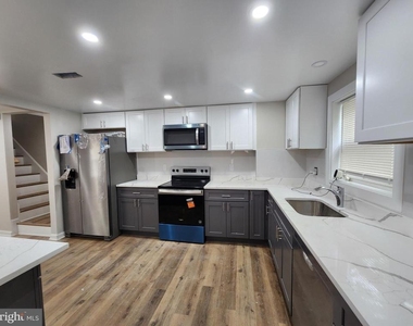 523 Wellesley Street - Photo Thumbnail 3