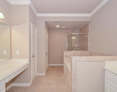3042 Royal Oaks Crs - Photo Thumbnail 17