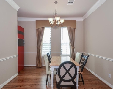 3042 Royal Oaks Crs - Photo Thumbnail 4