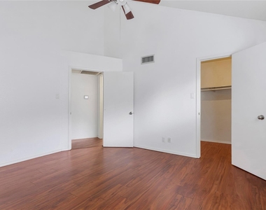 10811 Richmond Avenue - Photo Thumbnail 8