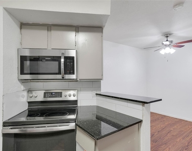 10811 Richmond Avenue - Photo Thumbnail 5