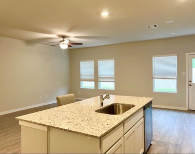 812 Westpointe Drive - Photo Thumbnail 2