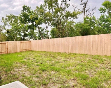812 Westpointe Drive - Photo Thumbnail 9