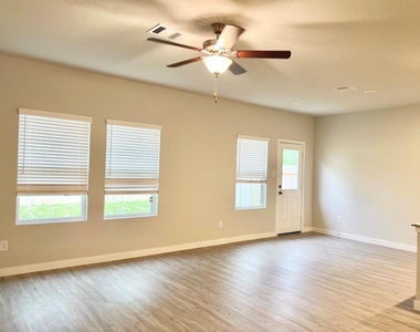 812 Westpointe Drive - Photo Thumbnail 4