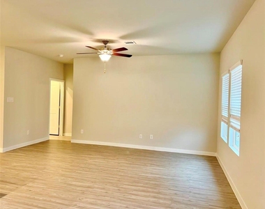 812 Westpointe Drive - Photo Thumbnail 3