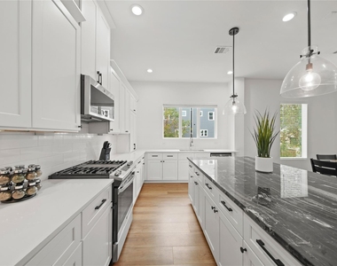 2510 Gray Street - Photo Thumbnail 4