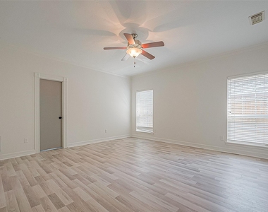 1015 Sugar Lakes Drive - Photo Thumbnail 33