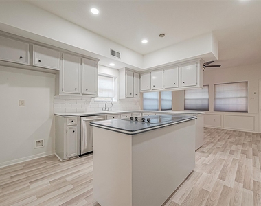 1015 Sugar Lakes Drive - Photo Thumbnail 12