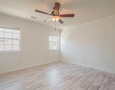 1015 Sugar Lakes Drive - Photo Thumbnail 20