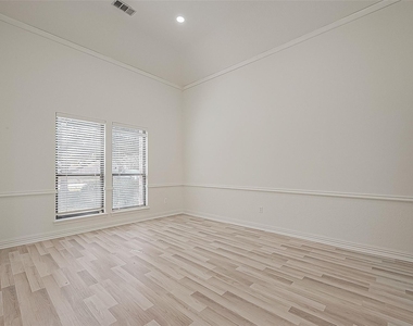 1015 Sugar Lakes Drive - Photo Thumbnail 19
