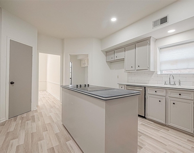 1015 Sugar Lakes Drive - Photo Thumbnail 11