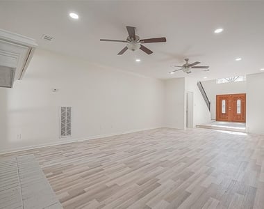 1015 Sugar Lakes Drive - Photo Thumbnail 6