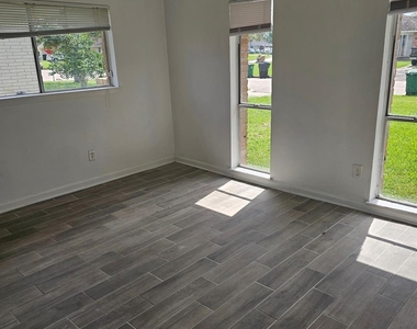 12623 Chiswick Road - Photo Thumbnail 2