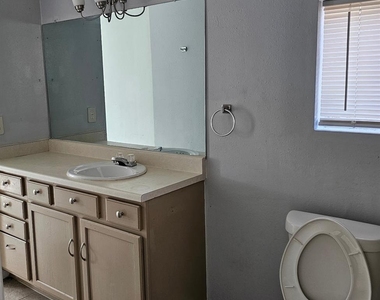 12623 Chiswick Road - Photo Thumbnail 10