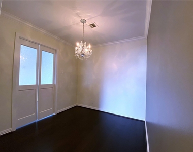 49 Briar Hollow Lane - Photo Thumbnail 5