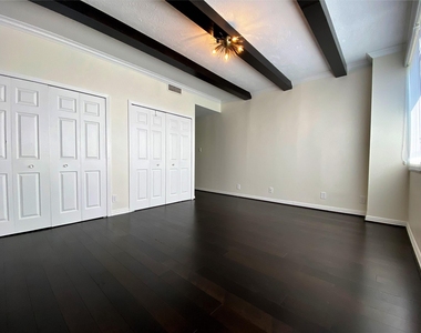 49 Briar Hollow Lane - Photo Thumbnail 22