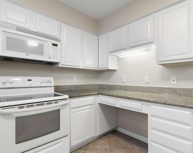 1042 Augusta Drive - Photo Thumbnail 7