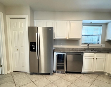 1042 Augusta Drive - Photo Thumbnail 3