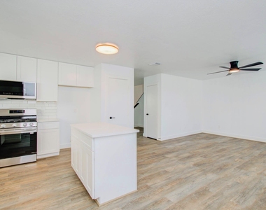 6117 Settlers Square Lane - Photo Thumbnail 13