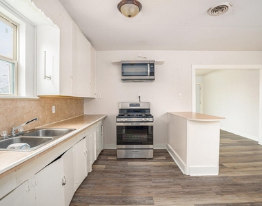 202 Beatrice Street - Photo Thumbnail 4