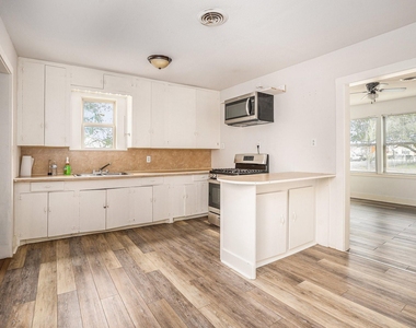 202 Beatrice Street - Photo Thumbnail 5