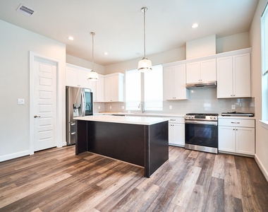 2802 Grand Fountains Drive - Photo Thumbnail 9