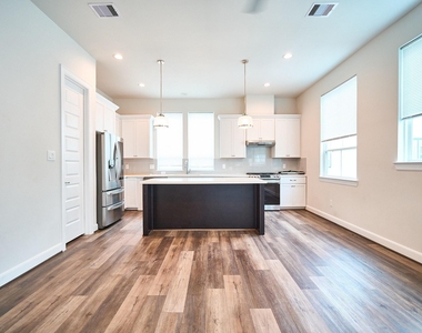 2802 Grand Fountains Drive - Photo Thumbnail 8